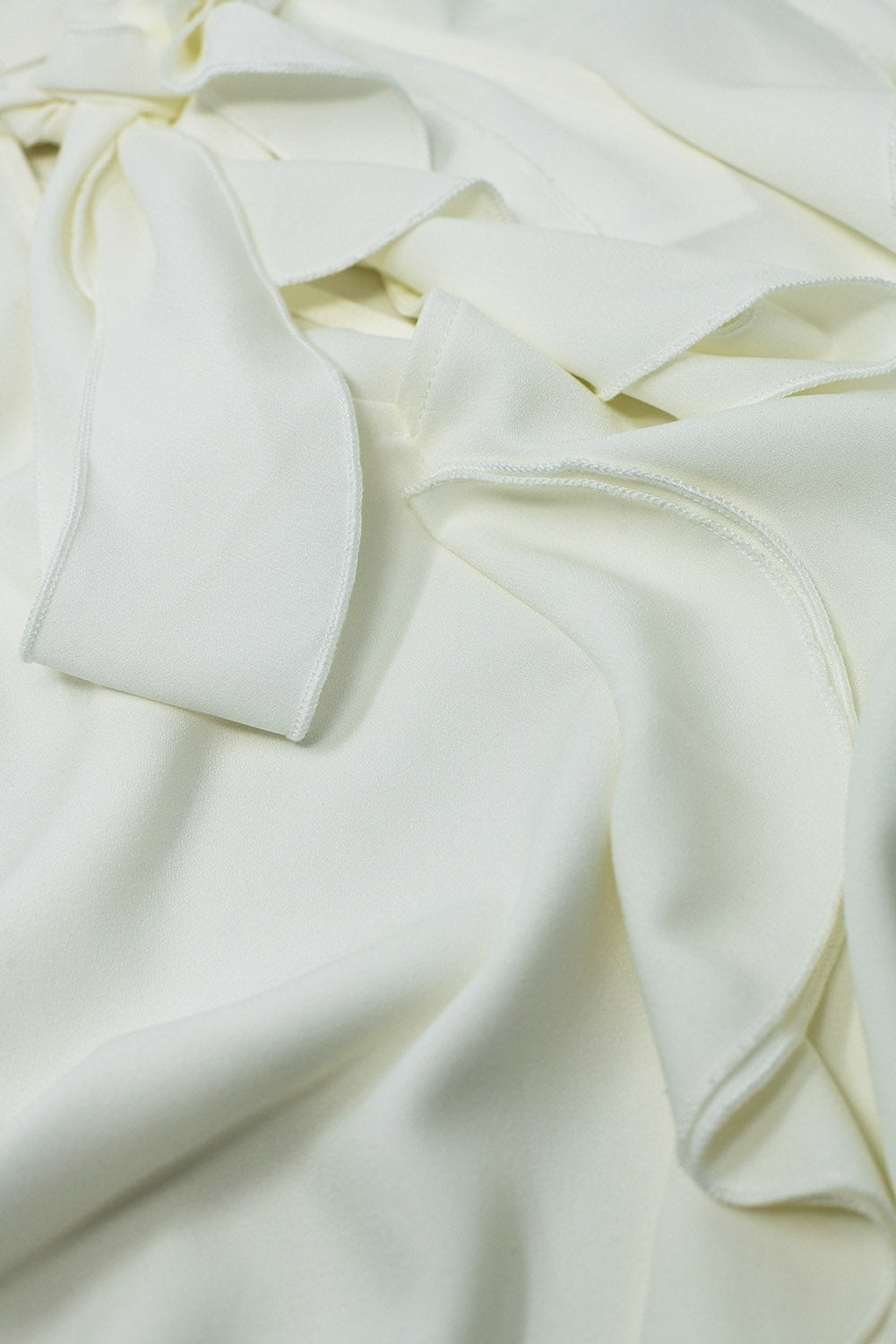 Top blanc sans manches avec détails à volants et col montant