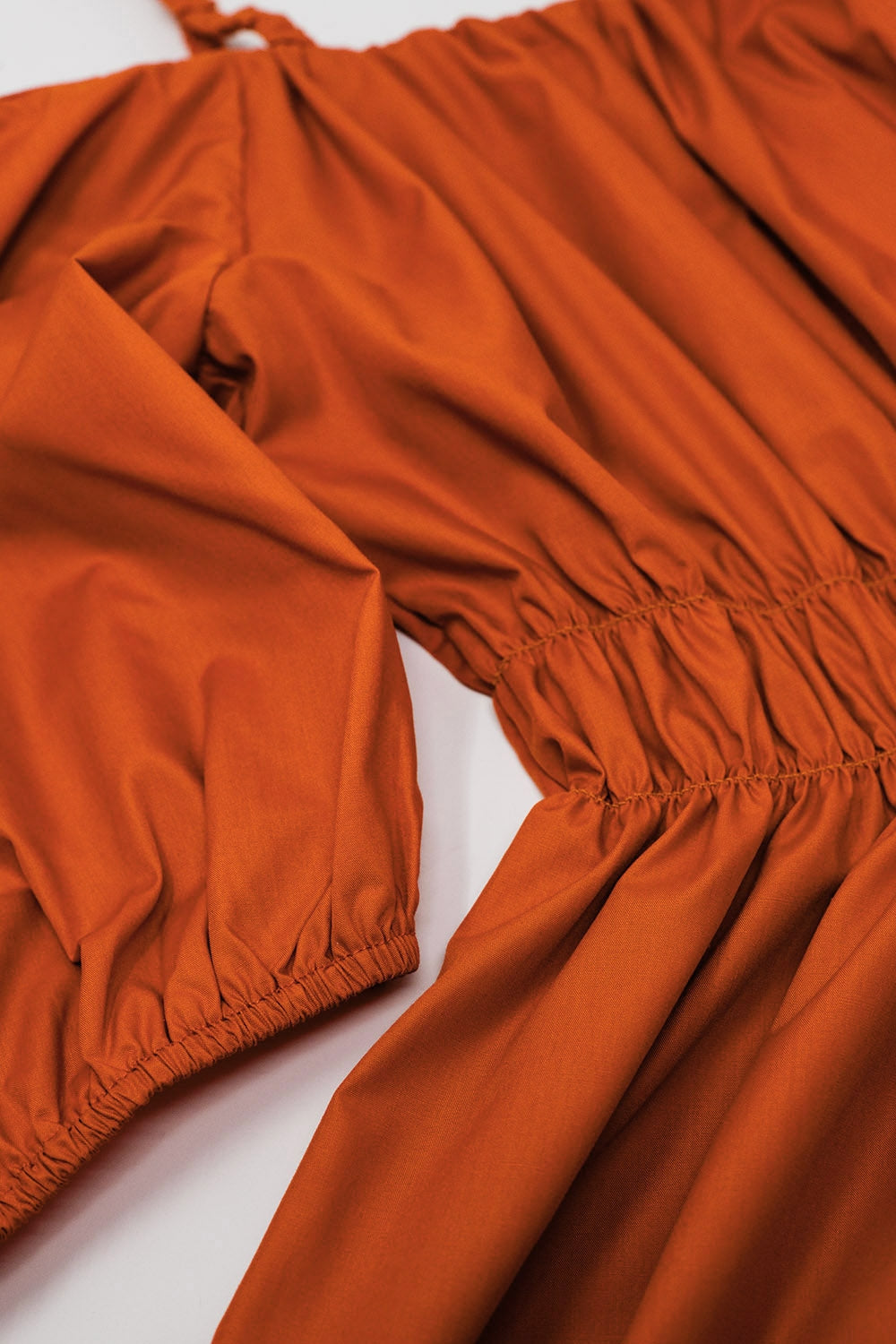 Robe midi orange à manches courtes et bretelles