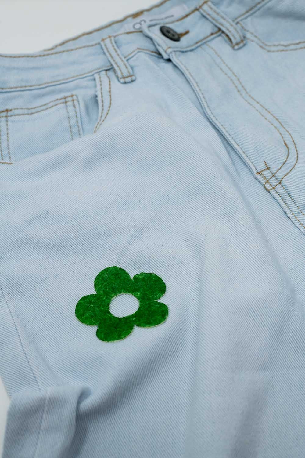 Jean décontracté blanchi à motifs floraux multicolores