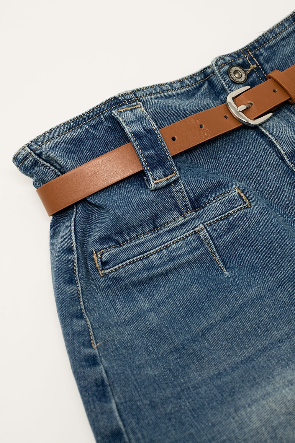 Jupe midi en jean bleu avec fente sur le devant