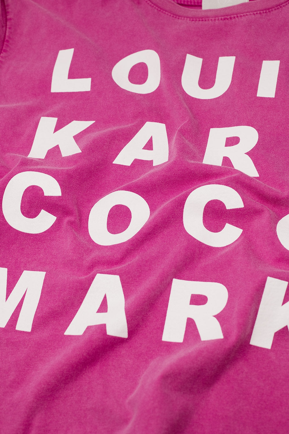 T-shirt fuchsia avec logos des noms célèbres sur le devant