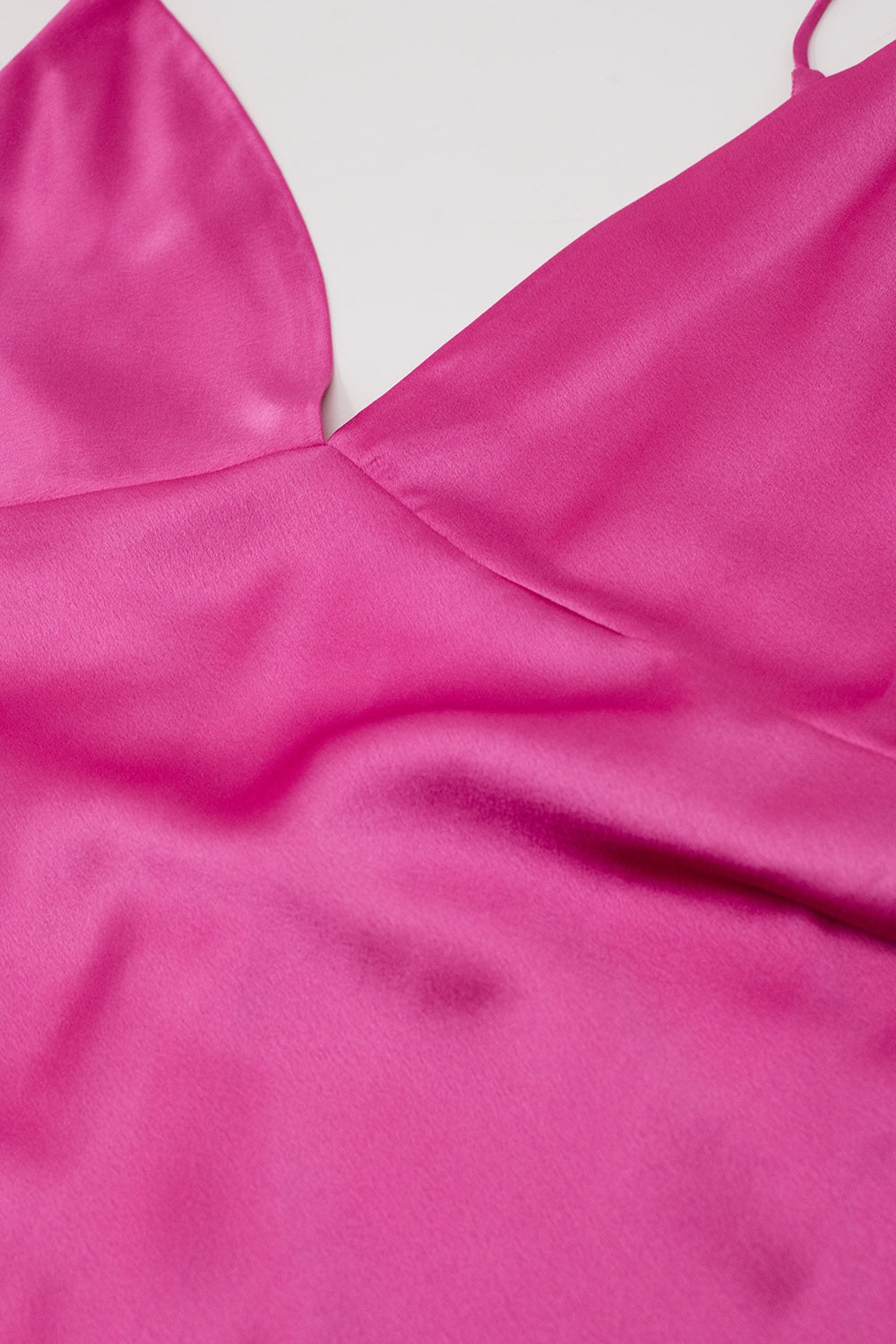 Robe longue en satin avec bretelles spaghetti en fuchsia