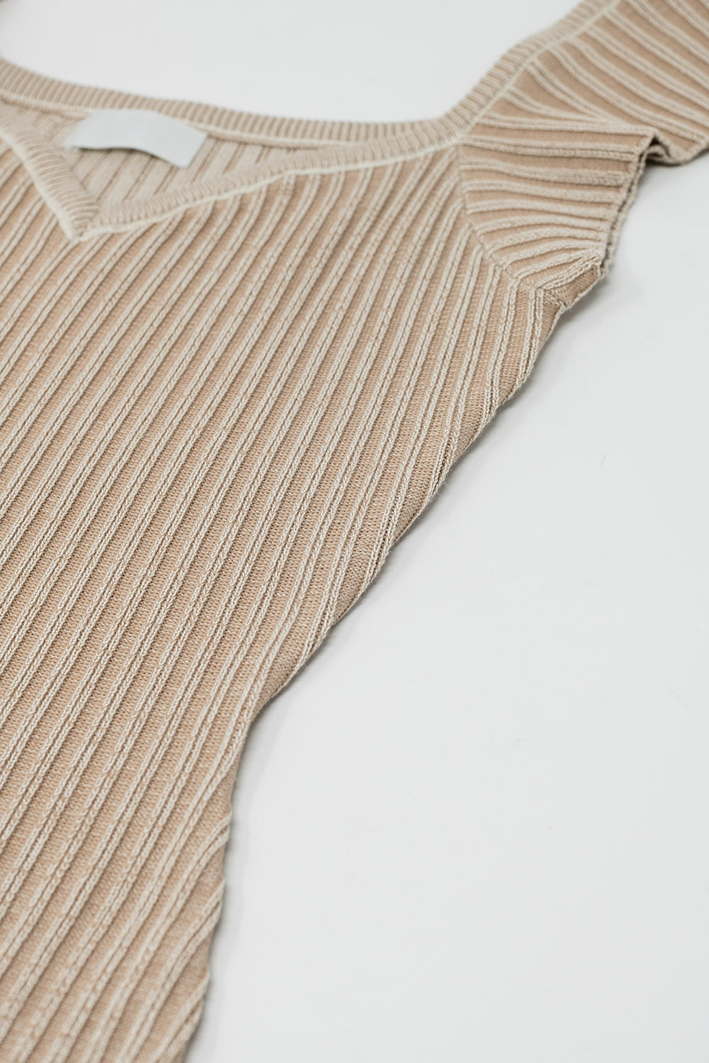 Robe beige midi moulante en grosse maille côtelée avec manches courtes