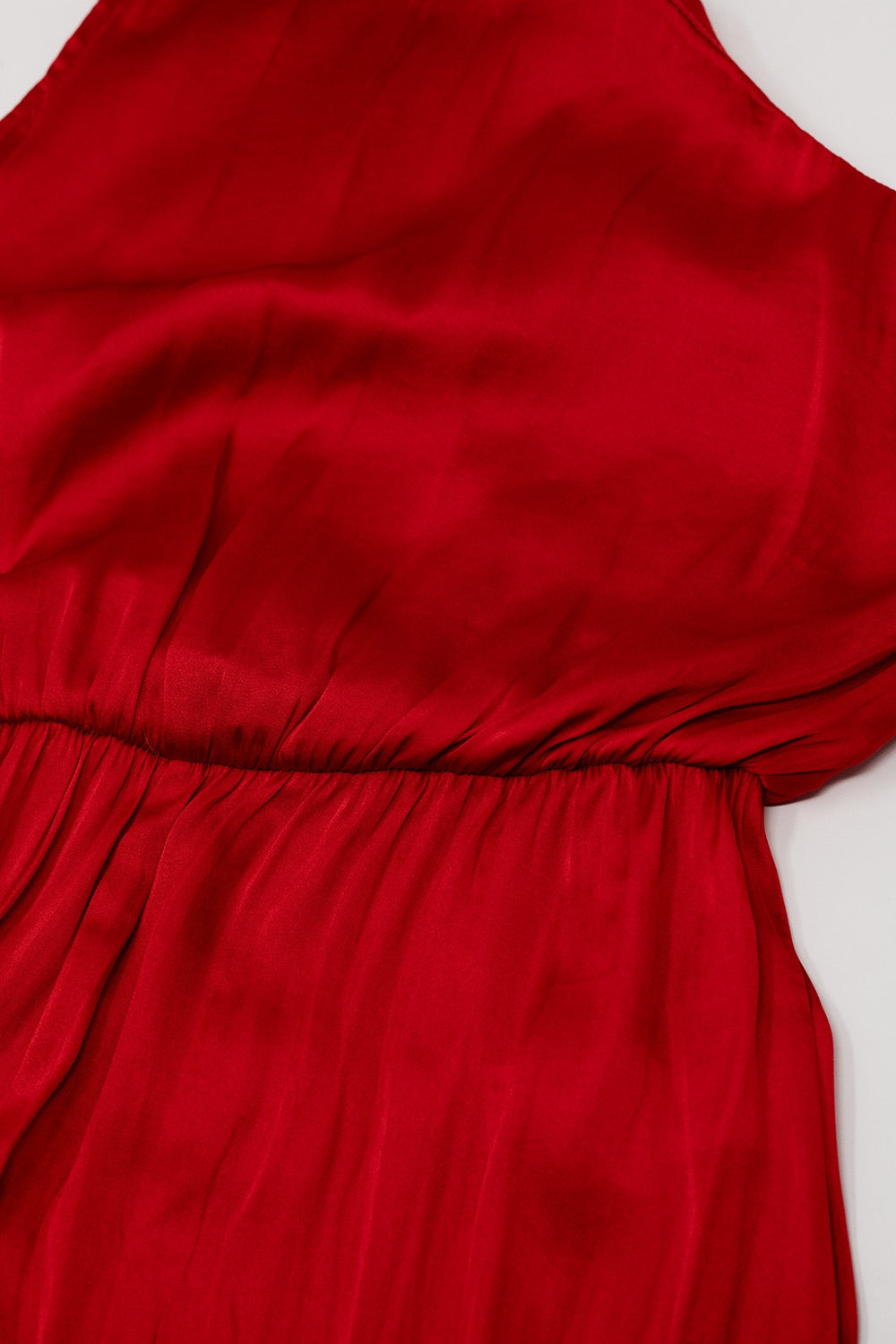 Combinaison asymétrique drapée avec taille cintrée en rouge