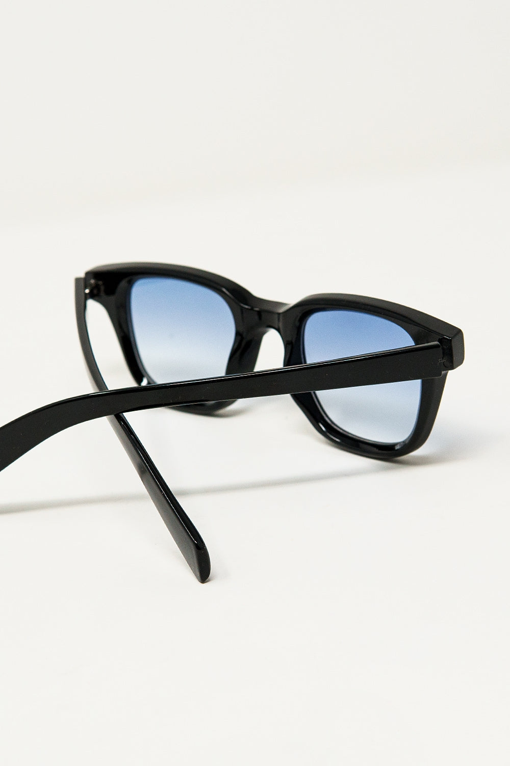 Lunettes de soleil rétro rondes avec verre bleu fumé en noir