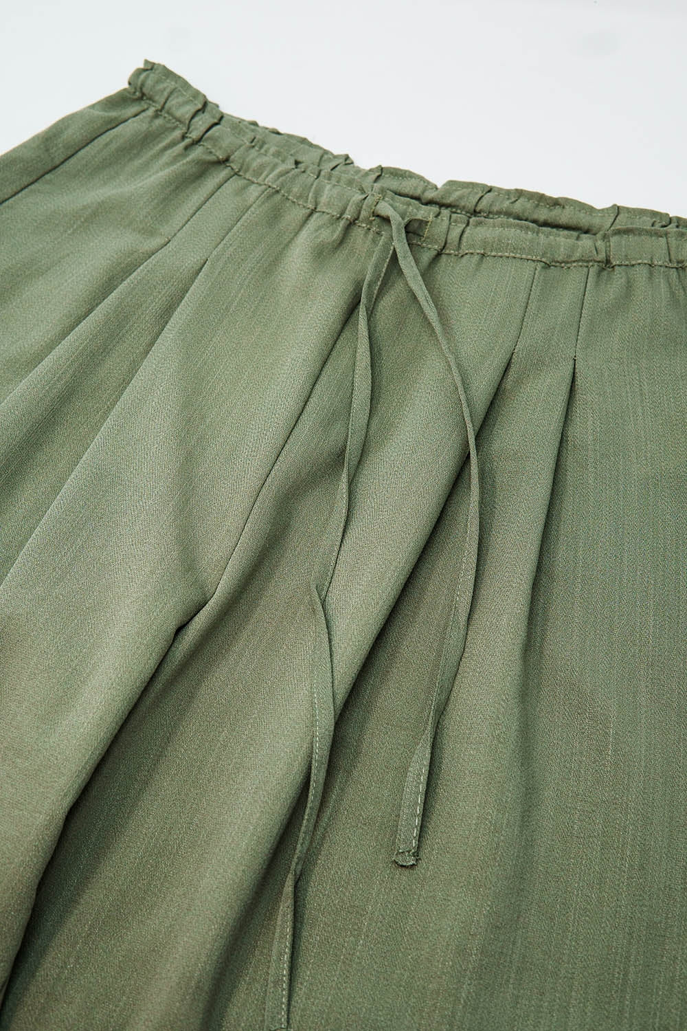 Pantalon décontracté vert clair avec fermeture à cordon de serrage et poches latérales
