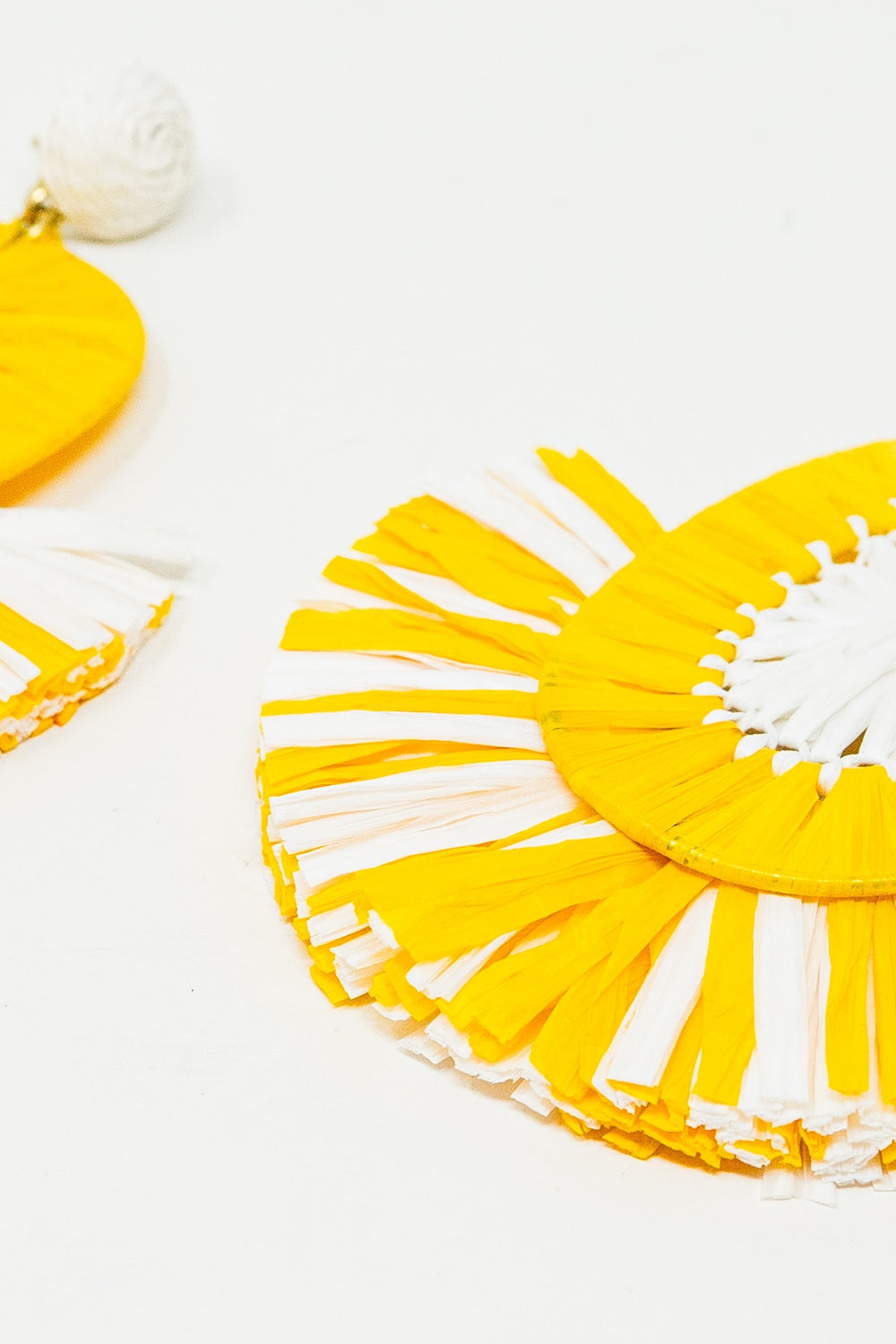 Boucles d'oreilles Maxi en raphia avec pompons jaunes et blancs
