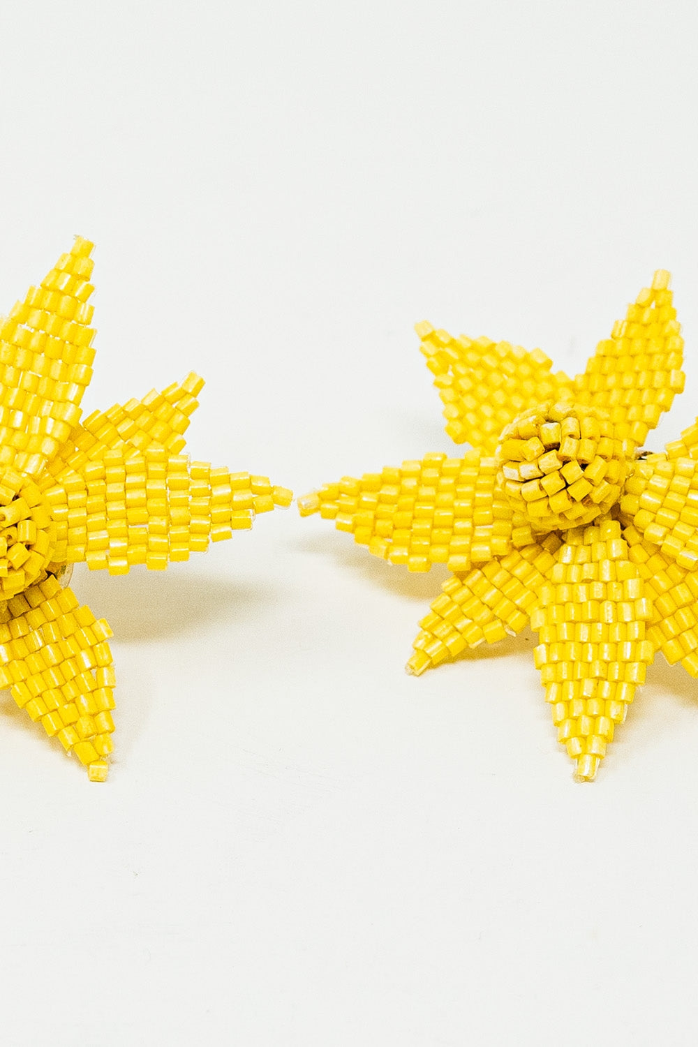 Boucles d'oreilles brodées de fleurs 3D en jaune