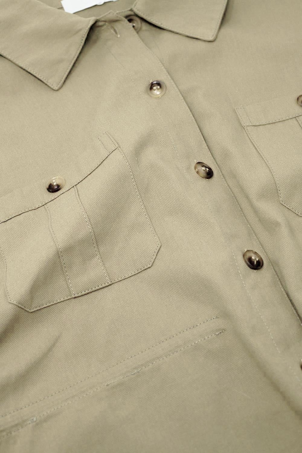 Chemise boutonnée kaki avec poches poitrine