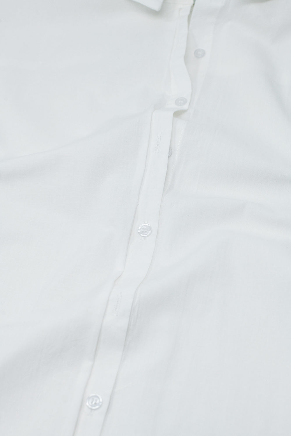 Chemise boutonnée décontractée à manches courtes en blanc