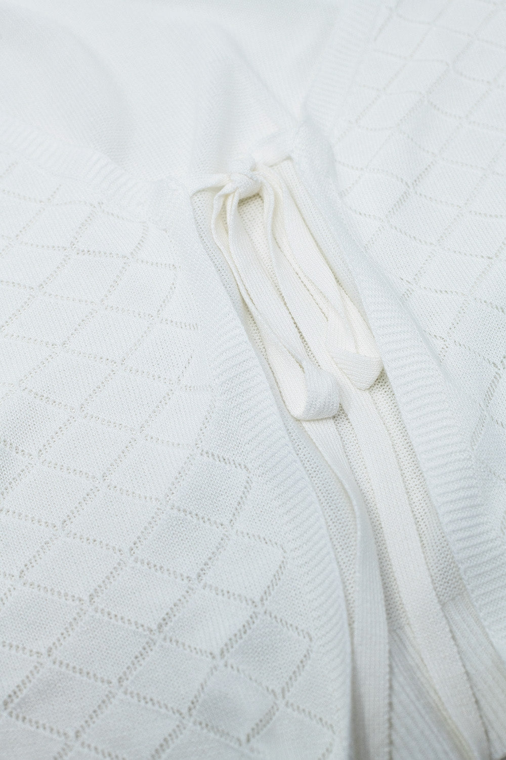 Cardigan blanc avec imprimé Argyle et fermeture à cravate