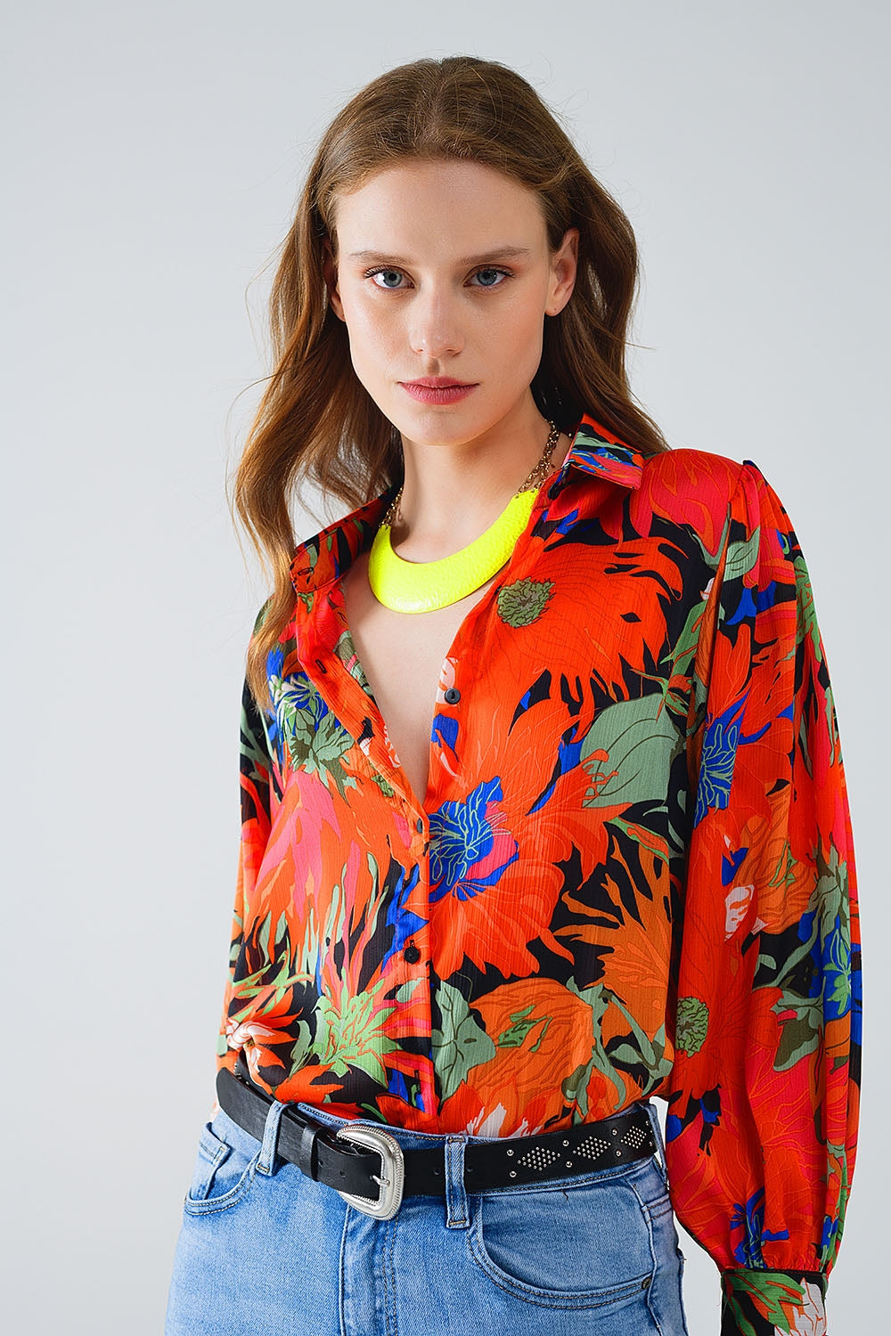 Chemise mousseline de soie à manches ballons florales en noir
