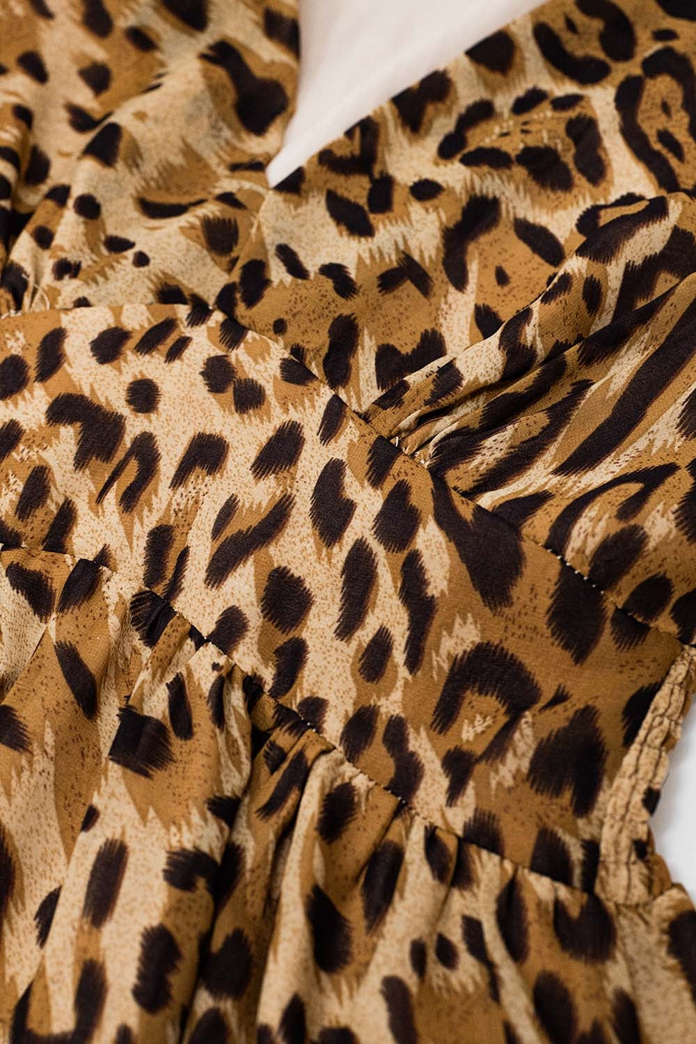 Robe courte à imprimé léopard et taille cintrée