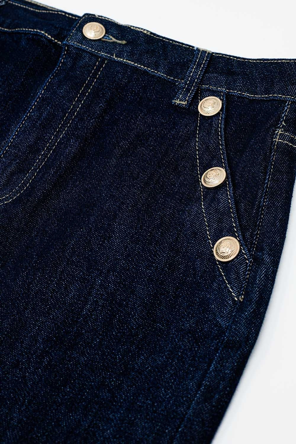 Jupe en denim avec fente sur le devant et boutons dorés sur les côtés