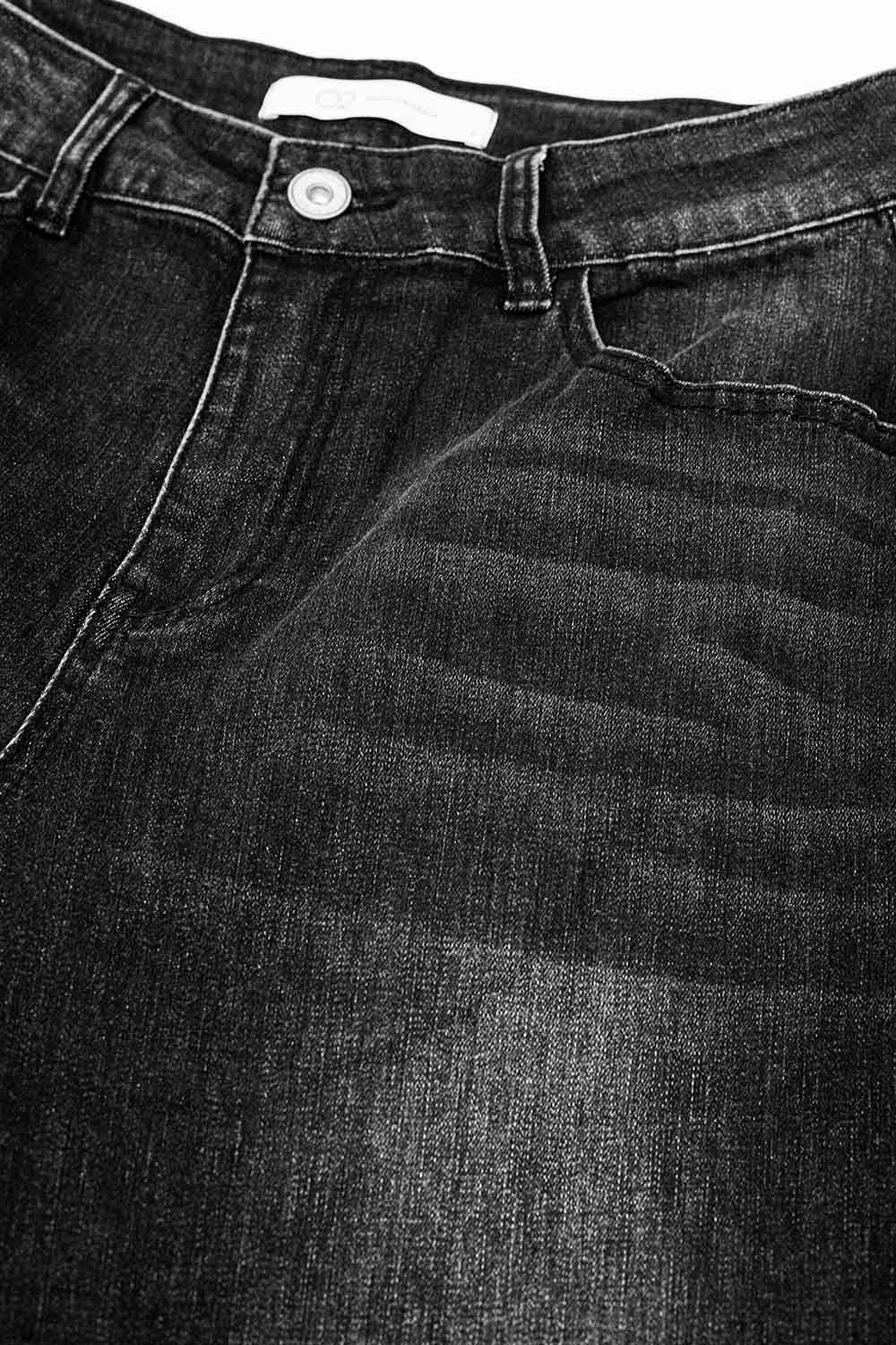 Jean droit noir avec coutures apparentes