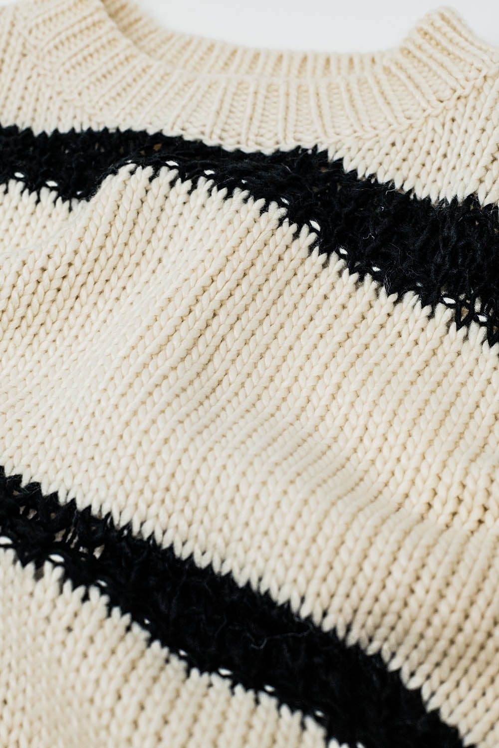 Pull décontracté beige à rayures noires