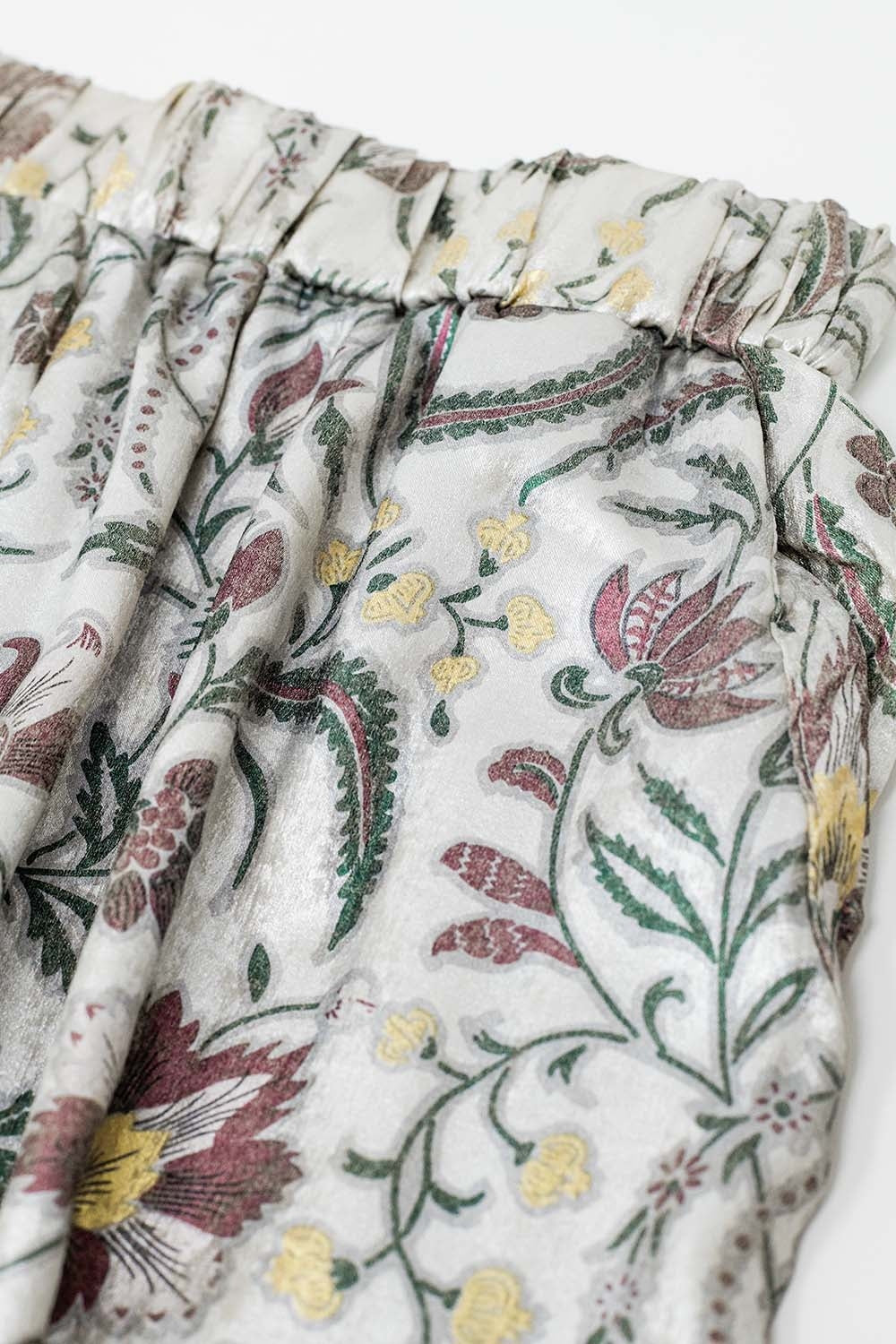 pantalon en satin imprimé de fleurs grises