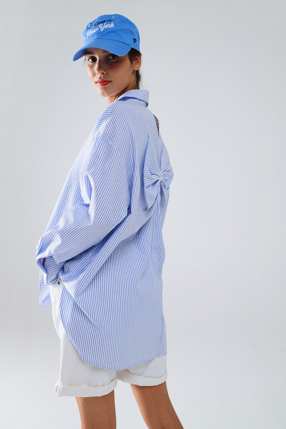 Chemise oversize en popeline rayée avec nœud en bleu et blanc