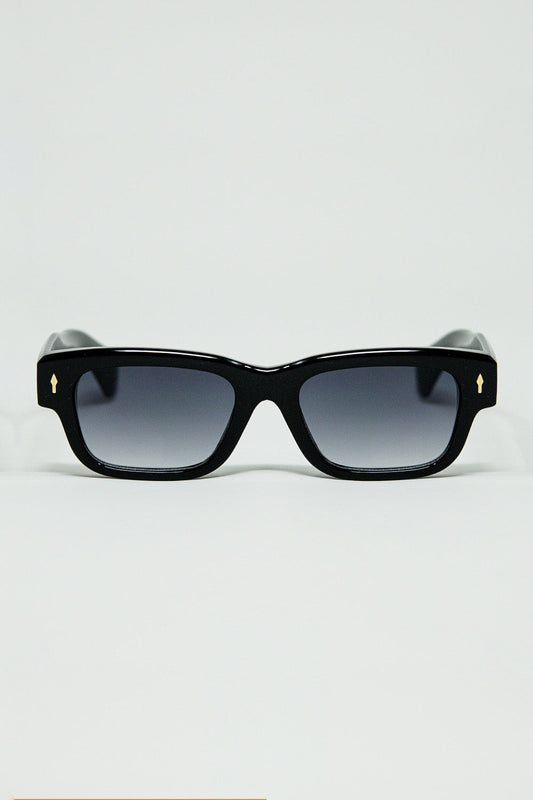 Black sunglasses with oval frame with gold detail