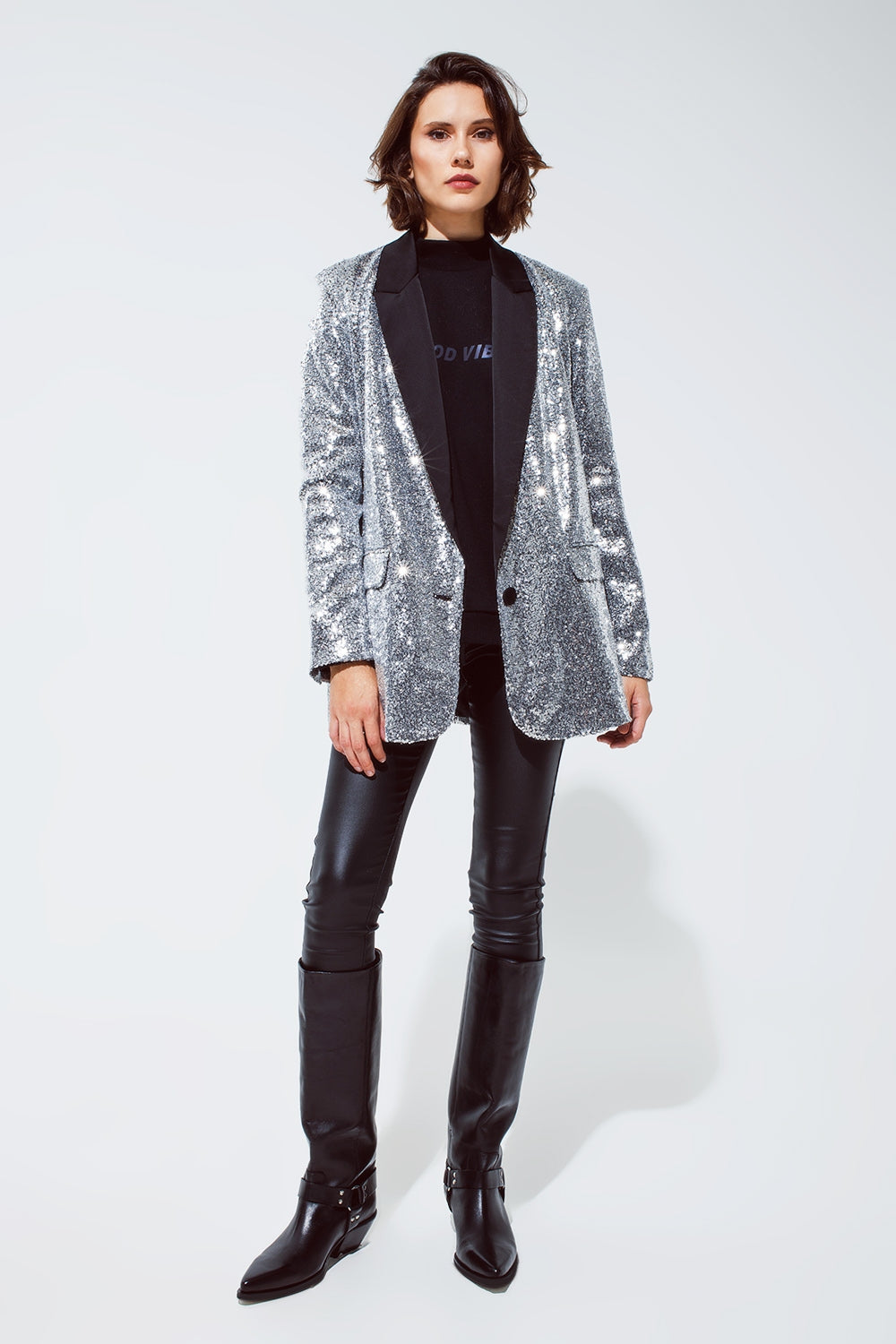 Blazer de smoking à paillettes argentées et revers noirs en satin