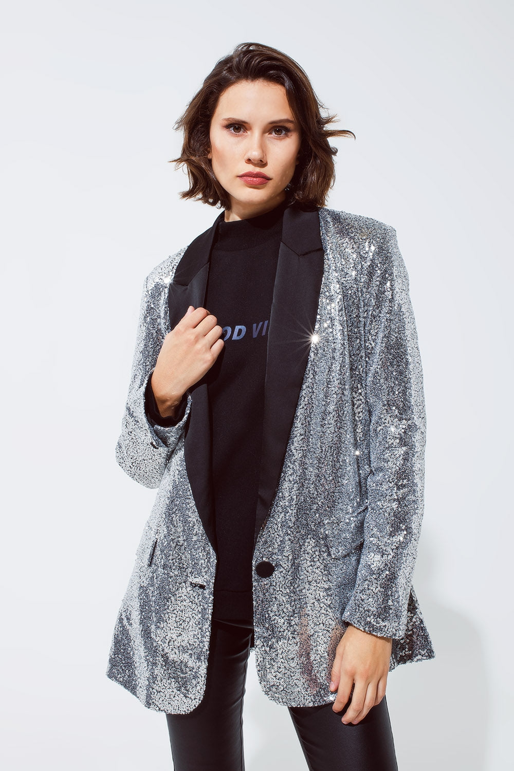 Blazer de smoking à paillettes argentées et revers noirs en satin