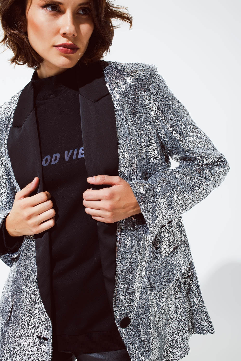 Blazer de smoking à paillettes argentées et revers noirs en satin
