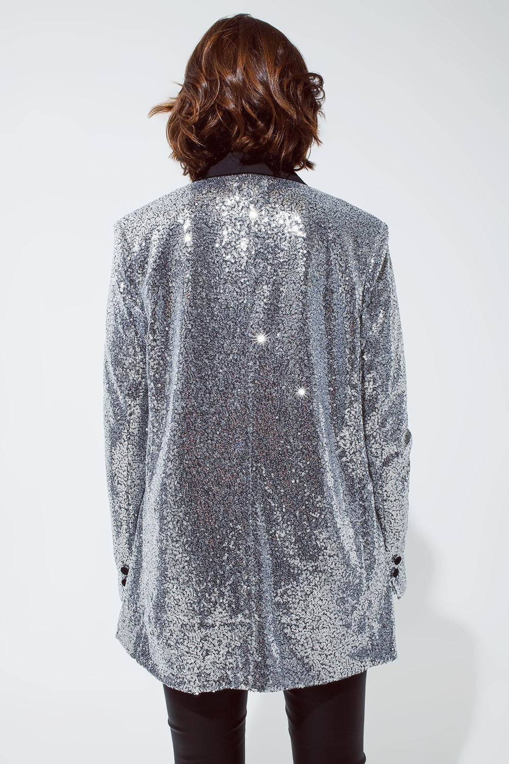 Blazer de smoking à paillettes argentées et revers noirs en satin