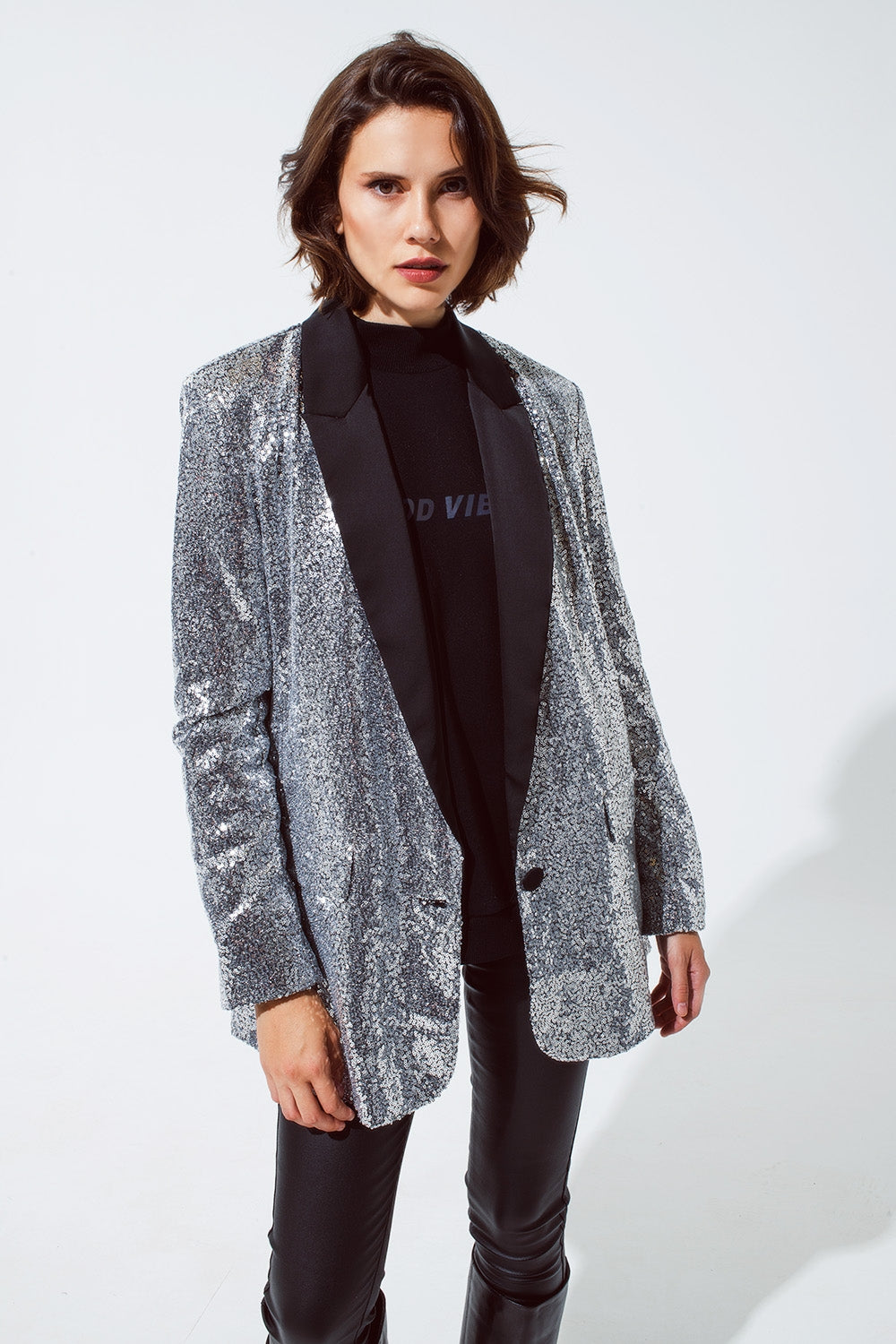 Blazer de smoking à paillettes argentées et revers noirs en satin