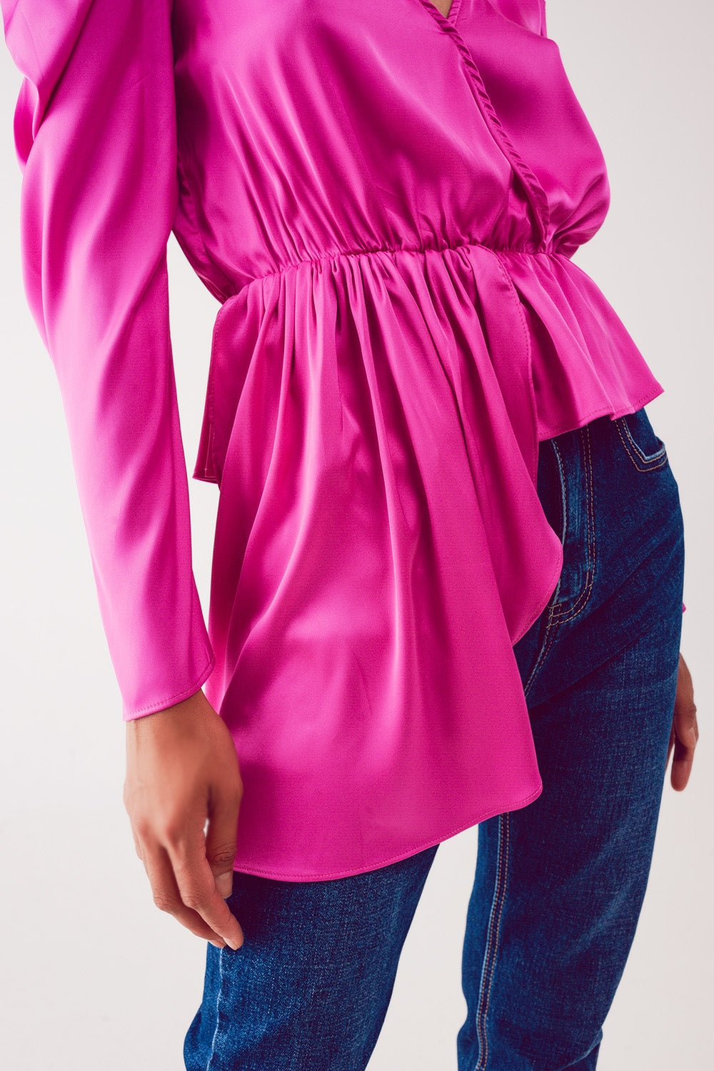 Blouse asymétrique à manches bouffantes en fuchsia
