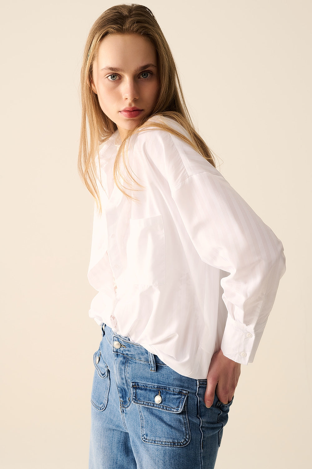 Blouse blanche à rayures relaxées