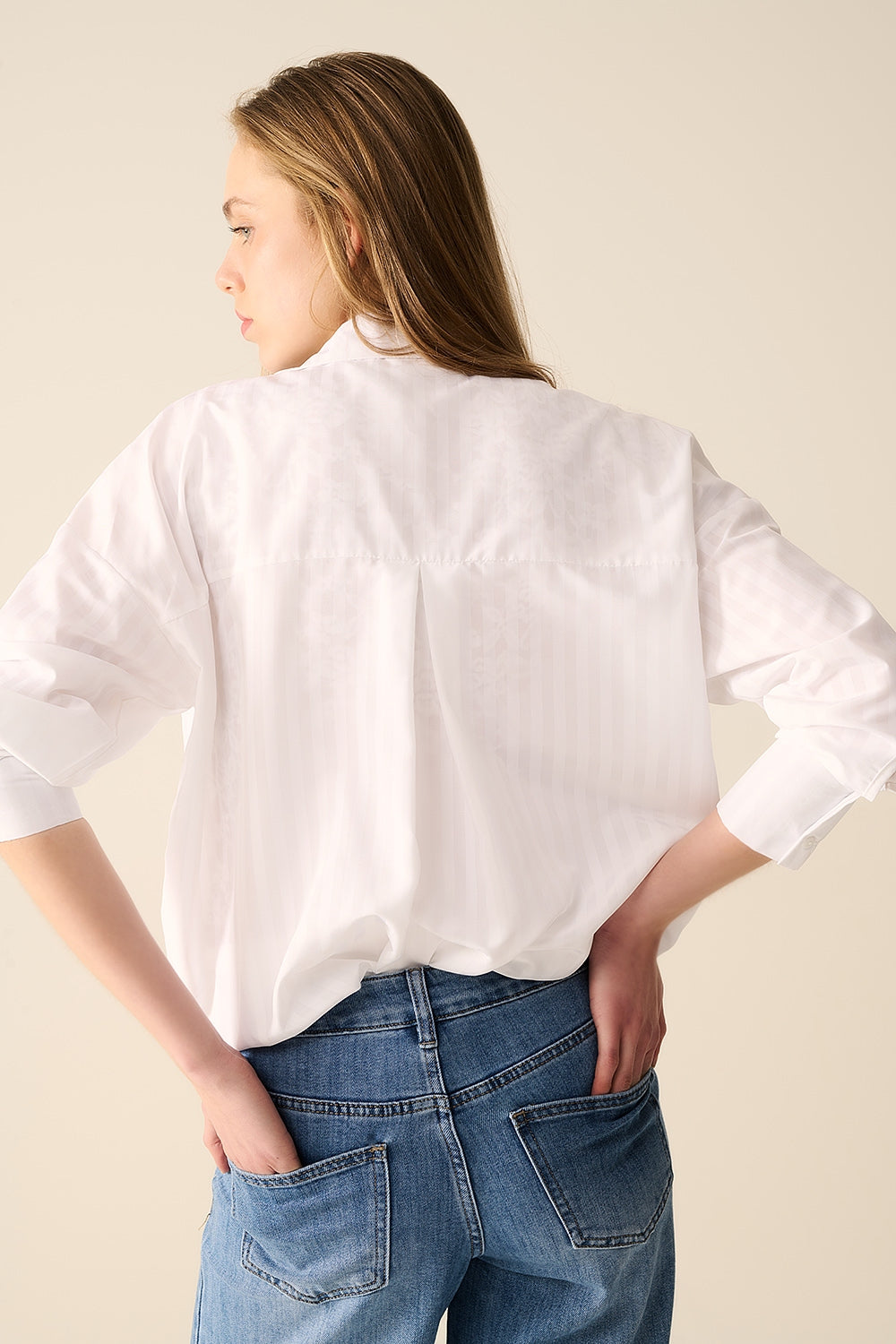 Blouse blanche à rayures relaxées