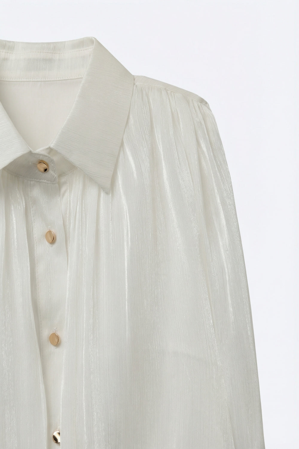 Blouse blanche sans manches à ourlet froncé avec boutons dorés