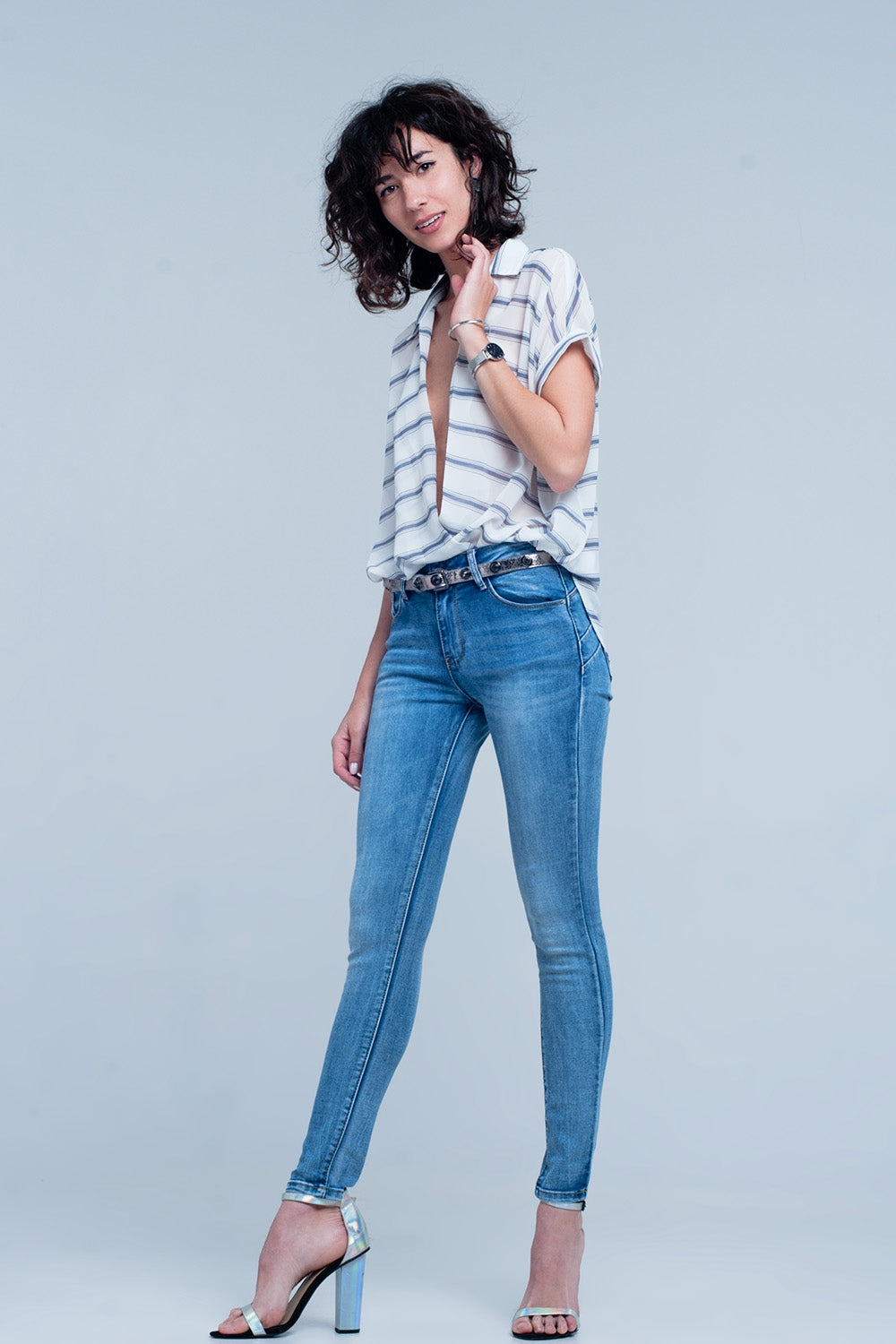 Blouse cache-cœur blanc à manches courtes et rayures - bleu