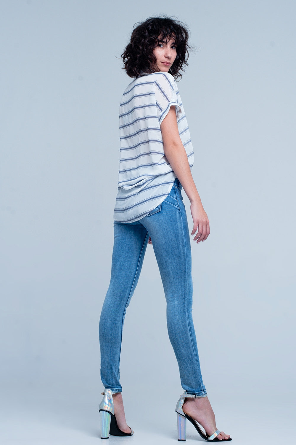 Blouse cache-cœur blanc à manches courtes et rayures - bleu