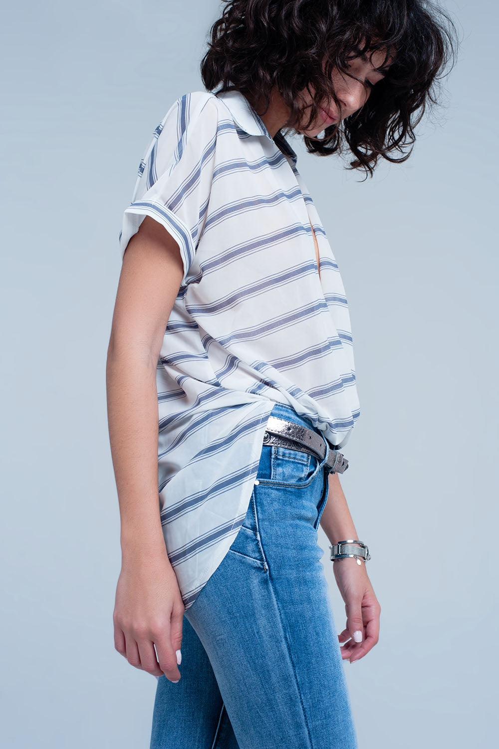 Blouse cache-cœur blanc à manches courtes et rayures - bleu