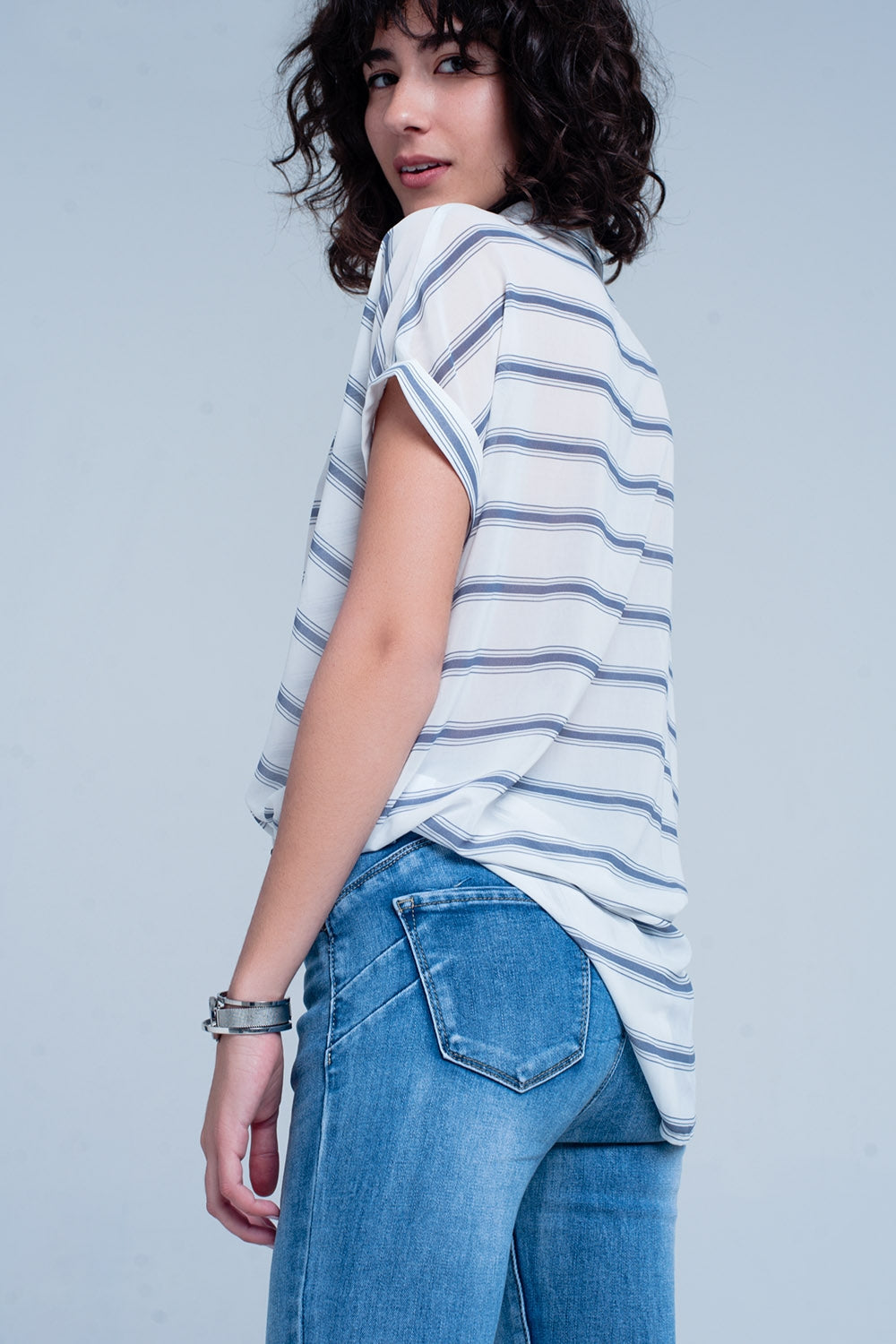 Blouse cache-cœur blanc à manches courtes et rayures - bleu