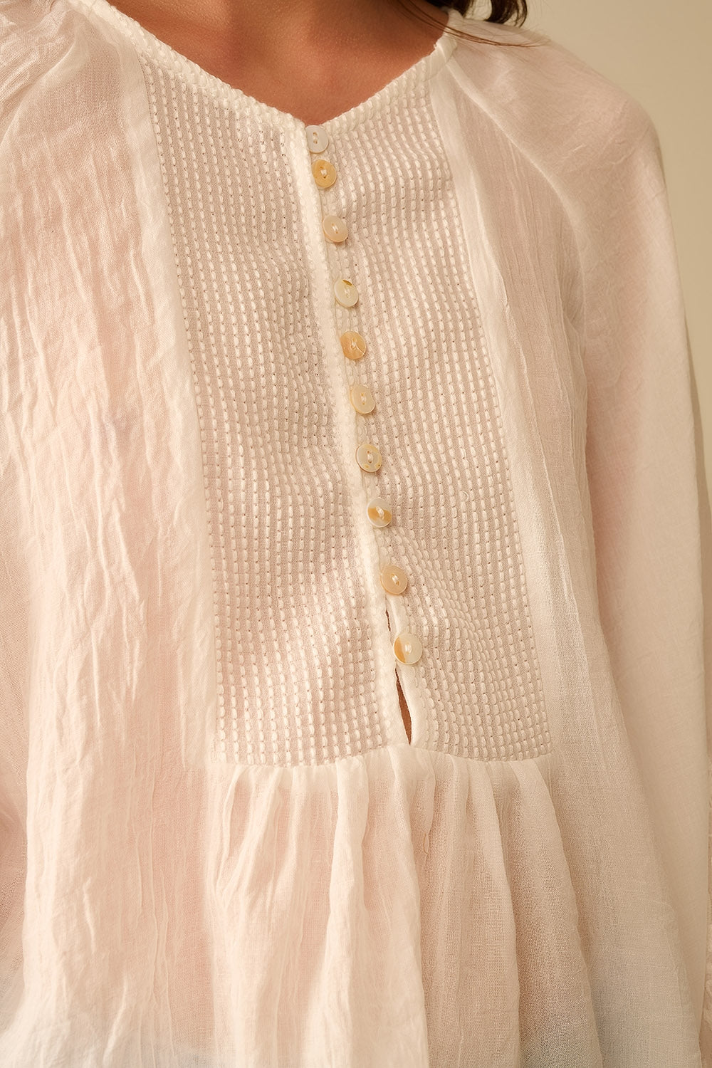 blouse en mousseline de soie blanche avec broderie sur les manches