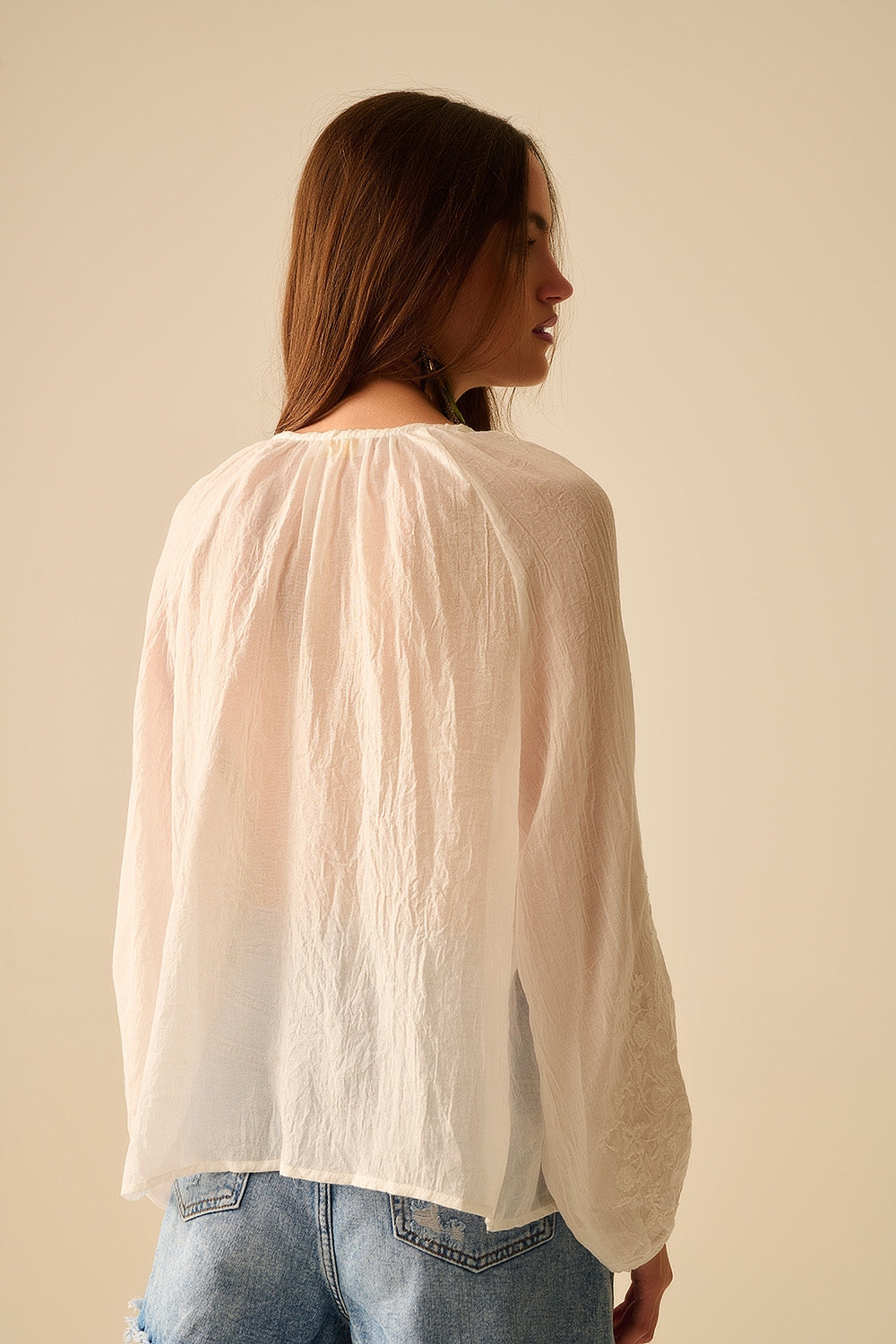 blouse en mousseline de soie blanche avec broderie sur les manches