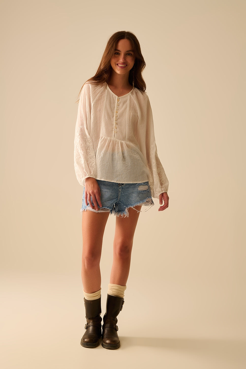 blouse en mousseline de soie blanche avec broderie sur les manches