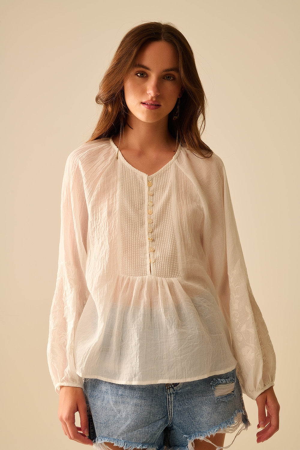 blouse en mousseline de soie blanche avec broderie sur les manches