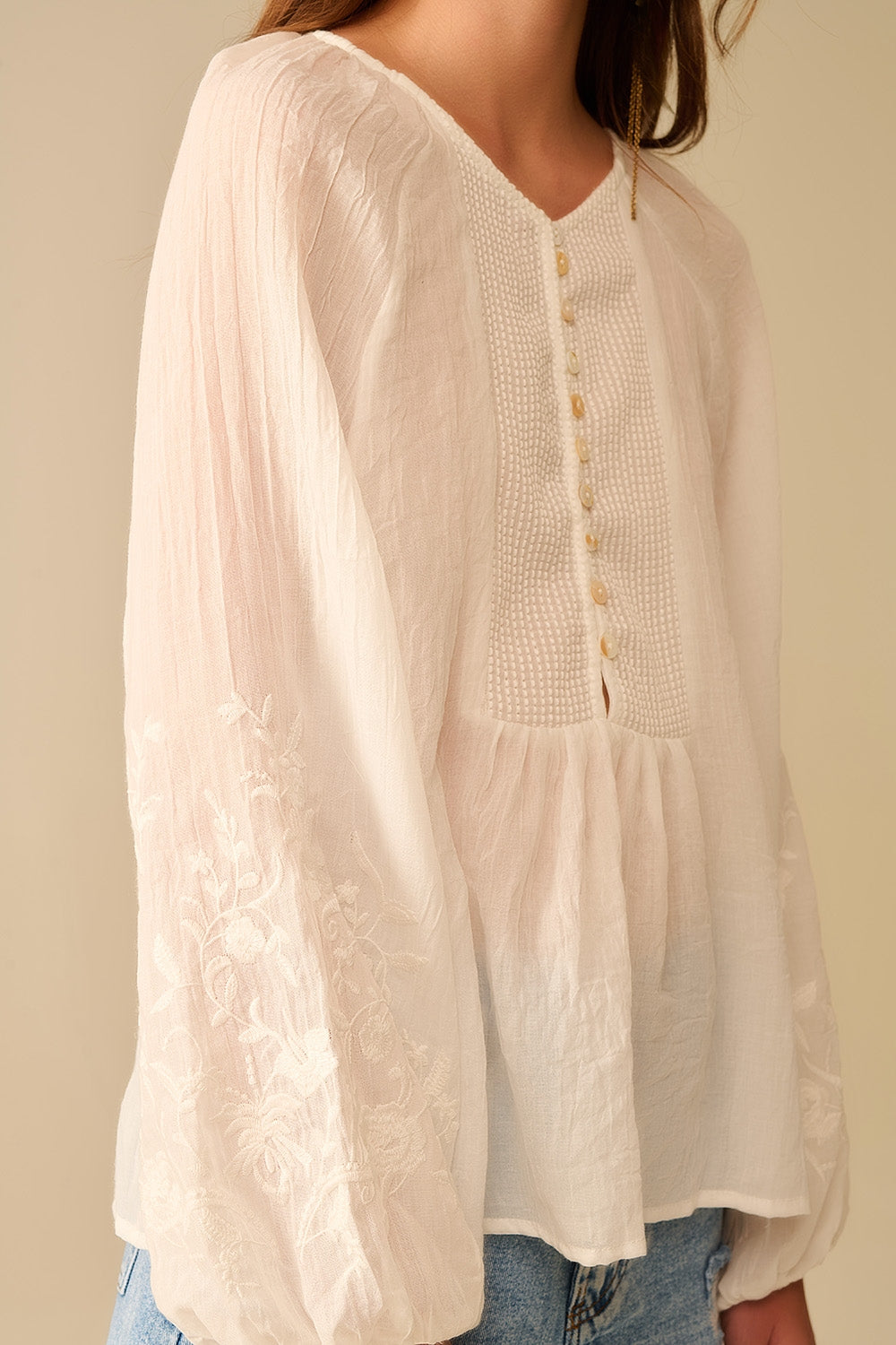 blouse en mousseline de soie blanche avec broderie sur les manches