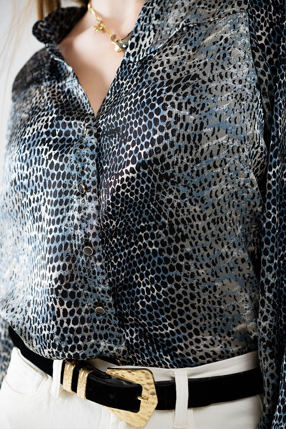 blouse en mousseline de soie imprimé léopard gris