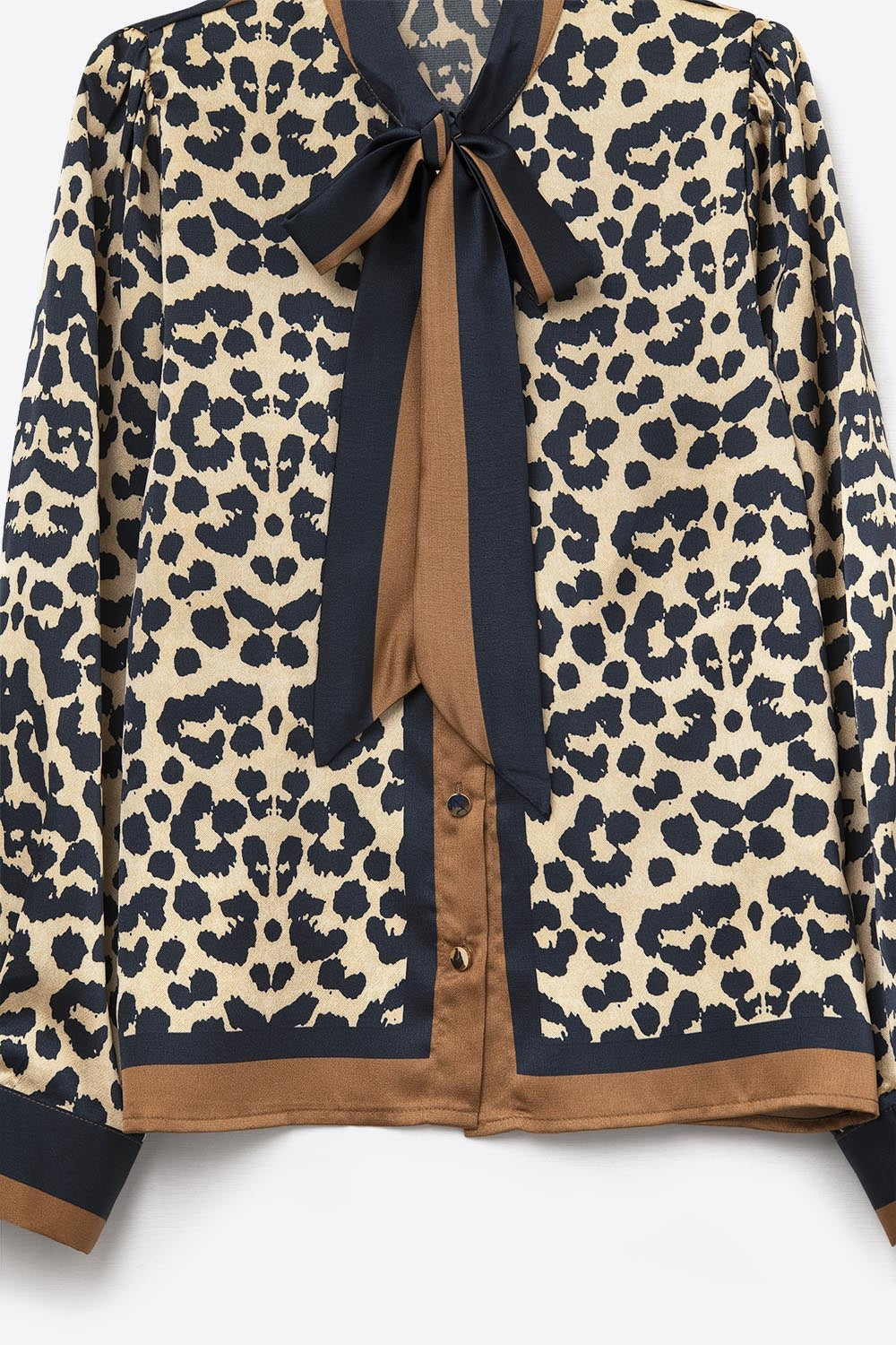 Blouse en satin imprimé léopard avec détail de cravate