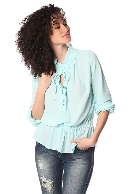 Q2 Blouse turquoise avec col volanté et lien à nouer