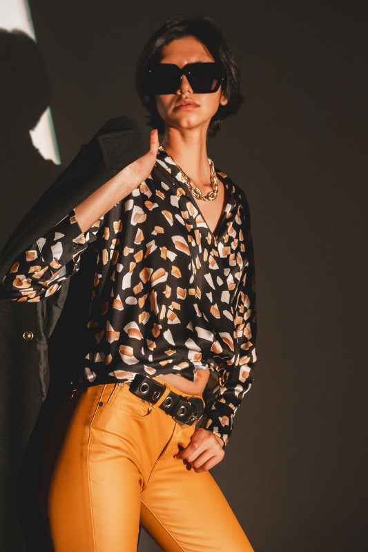 Q2 Blouse noire avec imprimé et devant cache cœur