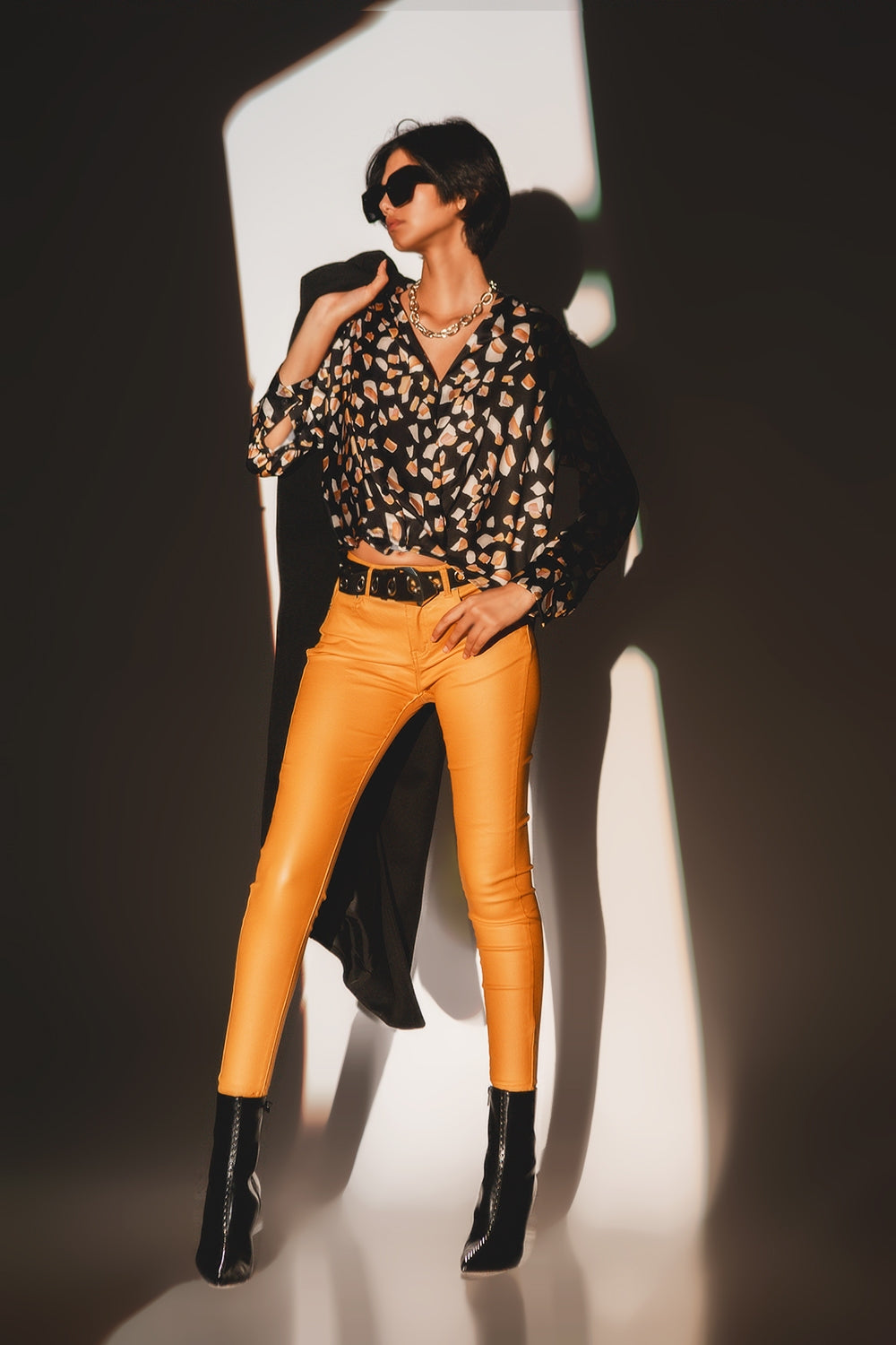 Blouse noire avec imprimé et devant cache cœur