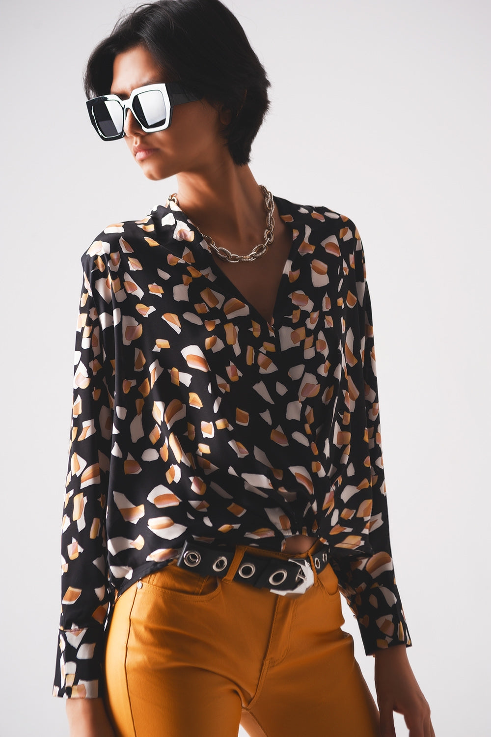 Blouse noire avec imprimé et devant cache cœur
