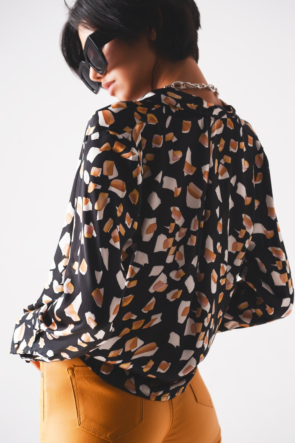 Blouse noire avec imprimé et devant cache cœur