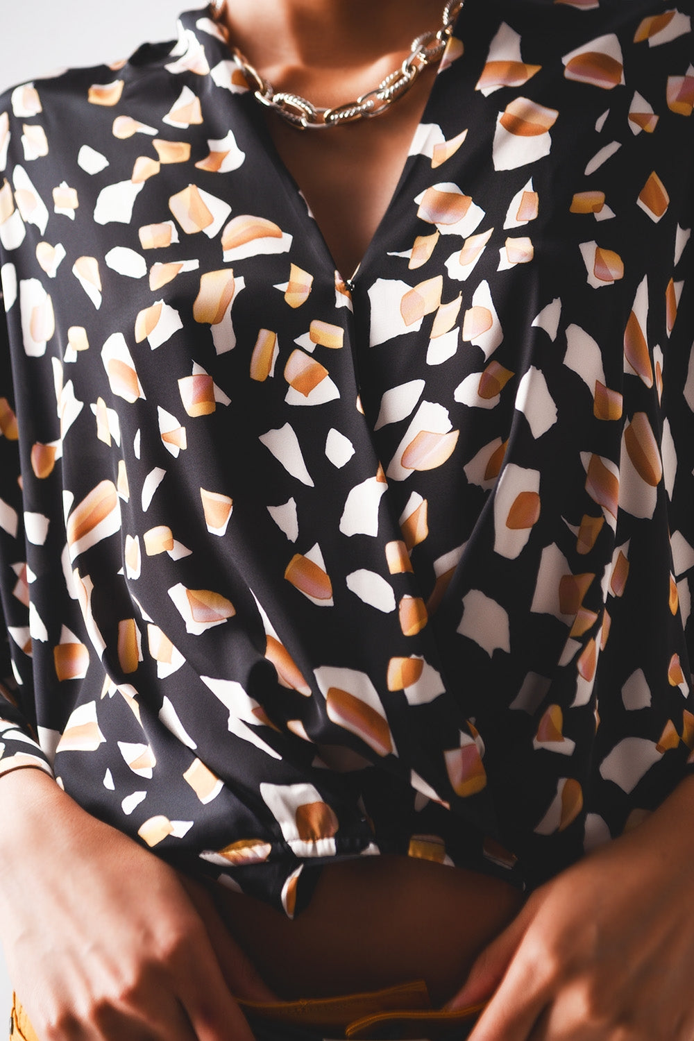 Blouse noire avec imprimé et devant cache cœur