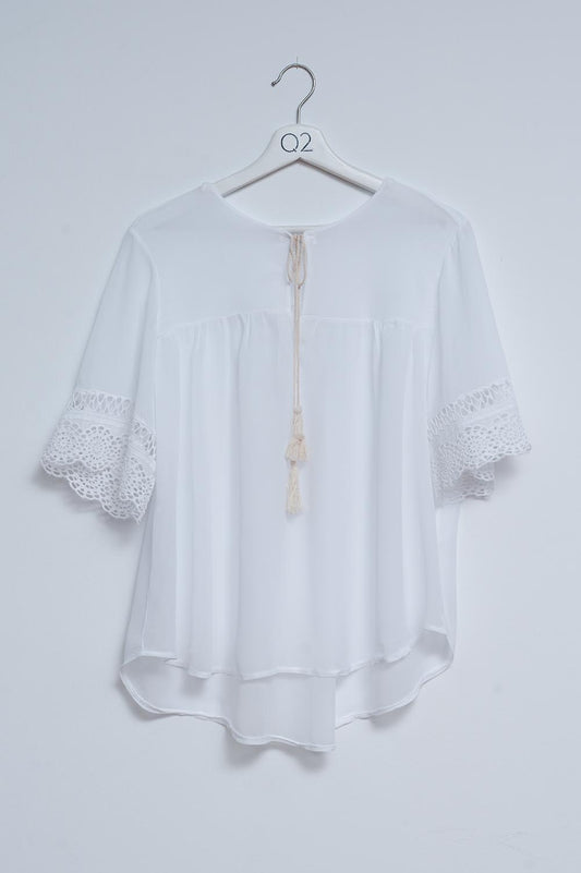 Q2 Blouse nouée sur le devant en broderie anglaise blanche